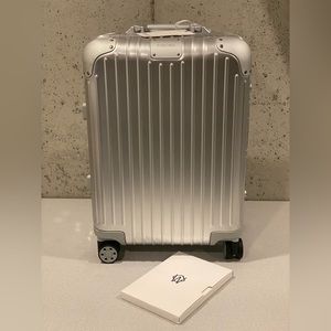 New Rimowa Original Cabin Aluminum Suitcase 21.7 x 15.8 x 9.1 inch color silver